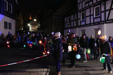 Sankt Martin Laternenumzug durch die Stadt (Foto: Karl-Franz Thiede)